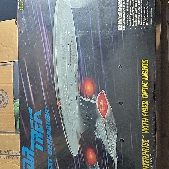 Star Trek U.S.S. Enterprise NCC-1701-D with Fiber Optic Lights AMT #8772 sealed - Picture 3 of 8